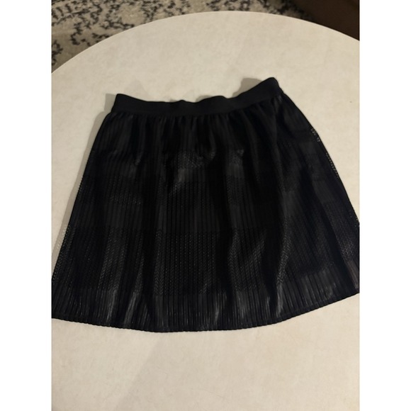 Olive & Oak Dresses & Skirts - Olive & Oak Black Pleated Mini Skirt Chevron Mesh Overlay Elastic Waist Small